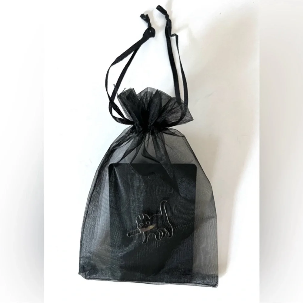 Black Cat With Knife Enamel Pin With Black Mesh Gift Bag Halloween Goth Punk - Picture 3 of 7